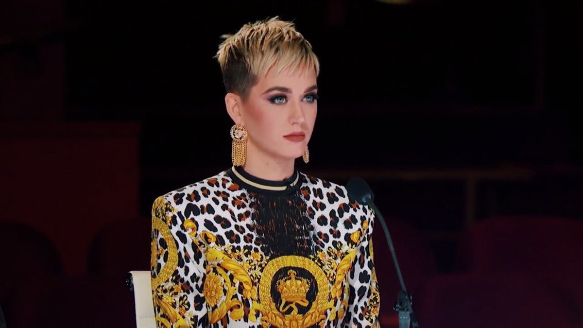 pacifykaty's tweet photo. Parece duas pessoas diferentes, KATYYY https://t.co/4SRGlwSHx1