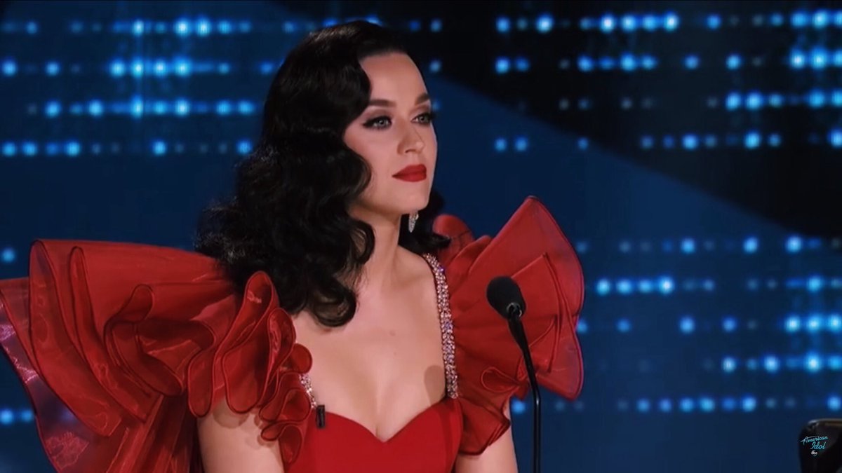 pacifykaty's tweet photo. Parece duas pessoas diferentes, KATYYY https://t.co/4SRGlwSHx1