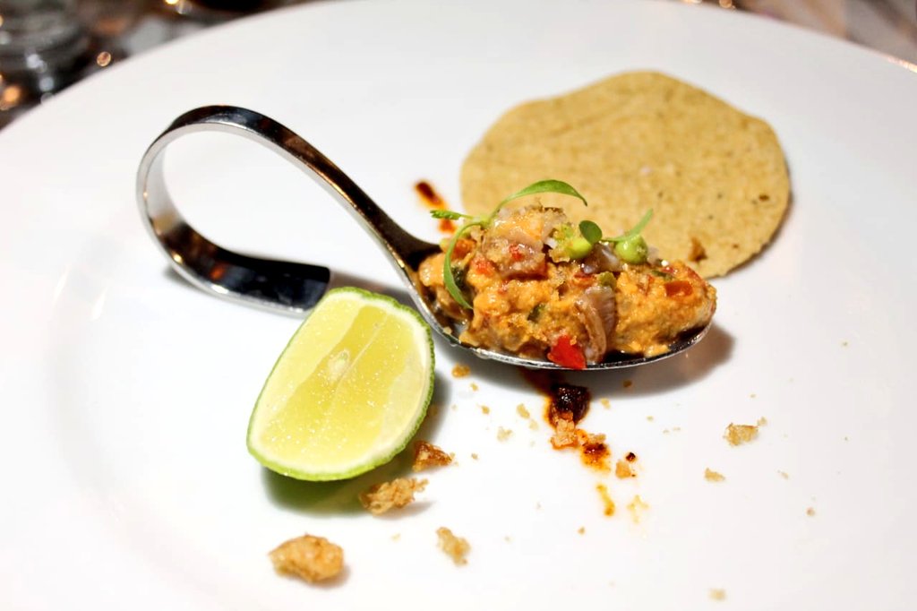 saborearte's tweet photo. Para el festival Entre Vino, Mar y Tierra, @NicoMejiaT nos recibe con un sofrito de erizo, almeja y chicharrón con raspada, maridado con vino blanco Basa verdejo o cerveza Bocanegra Pilsner, una tostada fresca para el calor que se vive en @MIHotelPrincess #EVMT2018 https://t.co/6VQeUCpG89