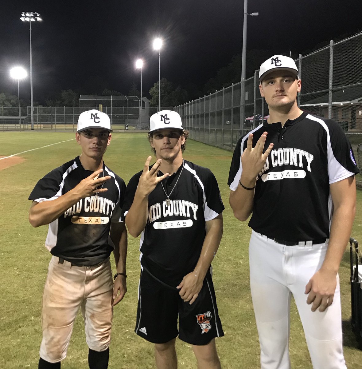 MCBabeRuth3's tweet photo. Mid County opens #BabeRuthSouthwestRegionals with 10-0 win over Del Rio. Brandon Petix K’s 7, 1 hit in 2.2 innings. Landon Hiltz 3-3, Cooper Coe with 2 run HR. @Petix2Petix @lilhiltz @TheCooperCoe33 https://t.co/PSFhx0nWKU