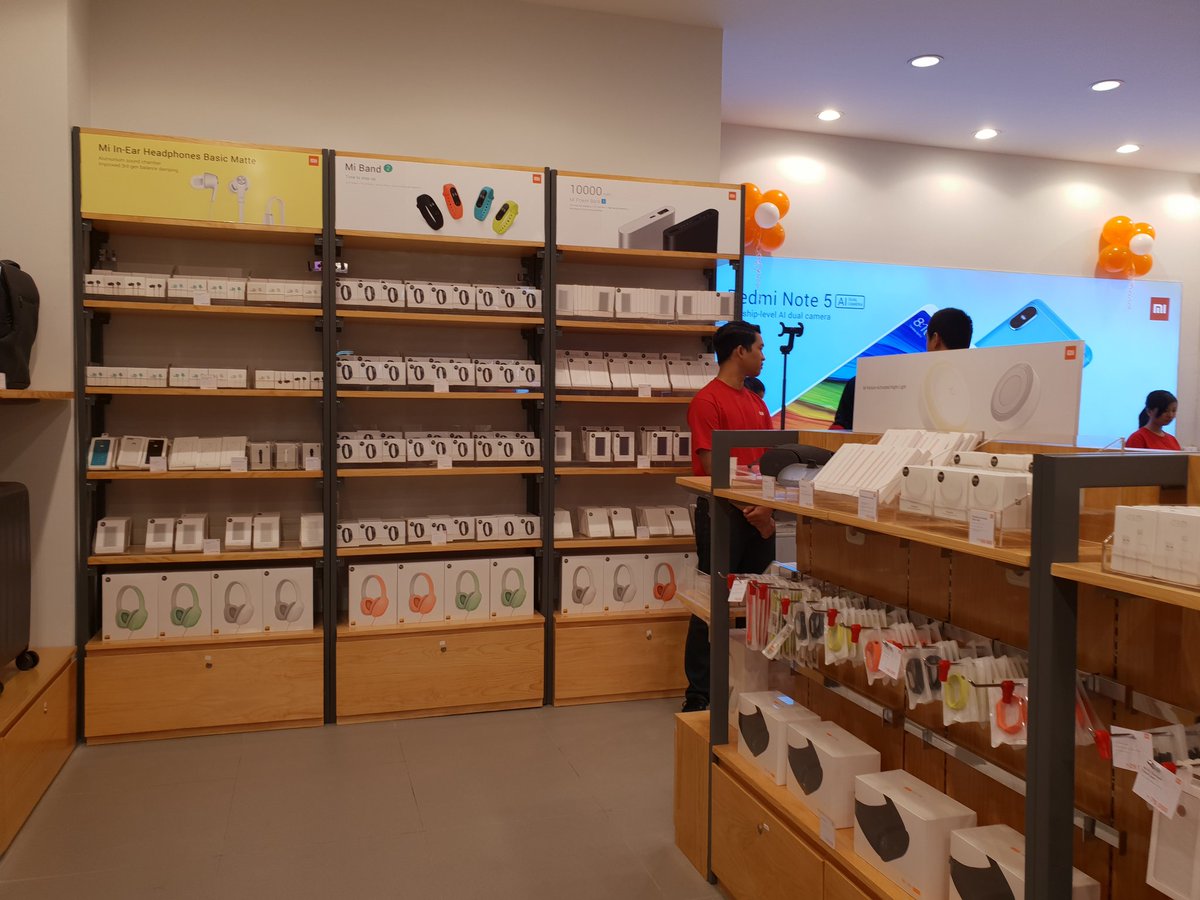 Jeroannya Mi Store Hartono Mall Jogja.. pada ngincer gadget apa nih? Kalo aku kacamatanya, sayang pas ga ada 😁