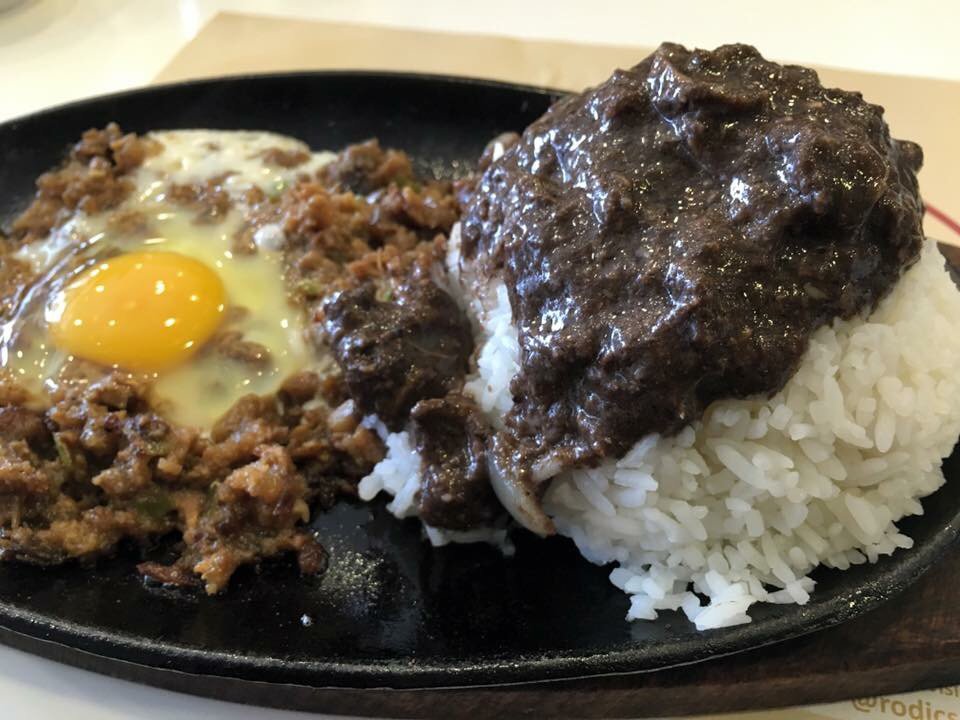 linyalinya's tweet photo. Wala naman. Sizzling sisig with egg + rice lang with dinuguan sauce. #BloodyHell #Kagulo #SyntheSizzling #Rodics #Classick https://t.co/0sys15ERka