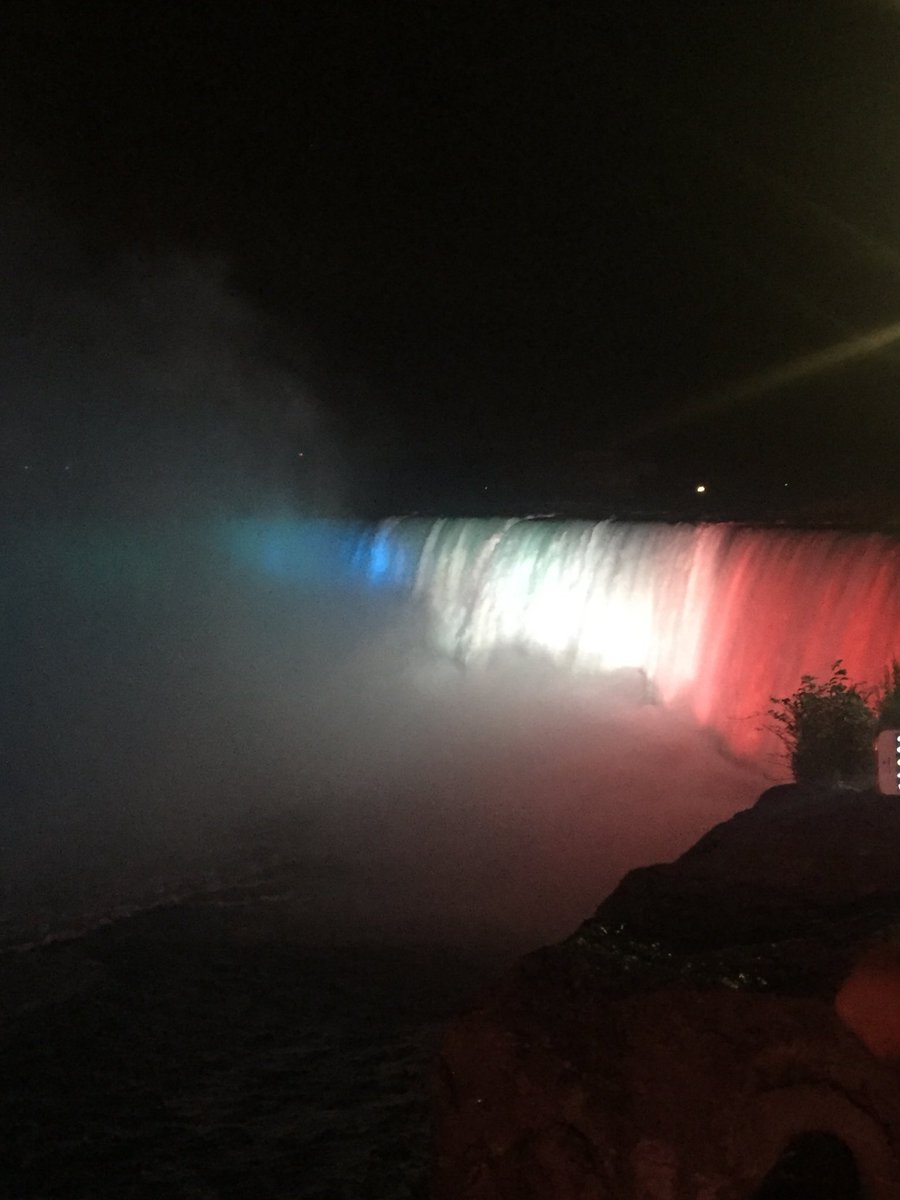 IsabelleMETRAL's tweet photo. Ce soir à Niagara Falls les chutes soutenaient les bleus #onestenfinale #AllezLesBleus https://t.co/aqBUskAxBP