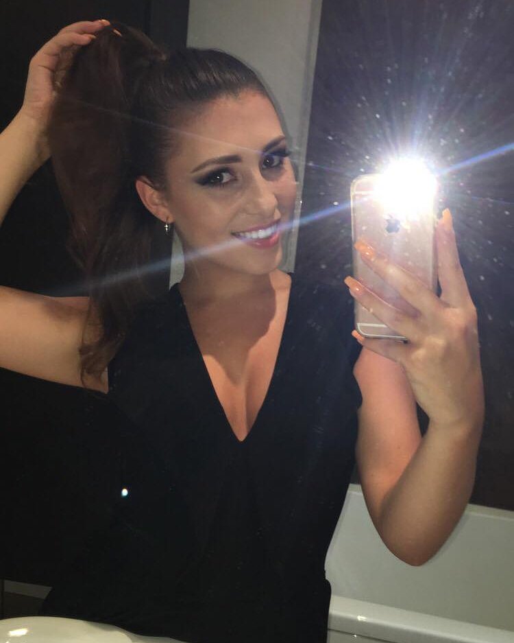 Client selfies like this make me love what i do even more 😍🙌🏻. #mua #glammakeup #clientselfie