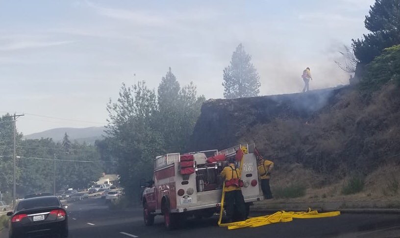 IAFFLocal29's tweet photo. Busy day for Spokane Firefighters 🚒 Mulutple Fire’s including one at 16th/Freya and this one on West Liberty that got very close to a home. This weekend will be HOT and Dry so please be careful ☀️ 🌡 https://t.co/ORfhbYnLoc