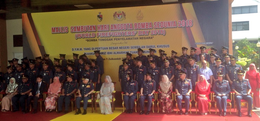 Bomba_Selangor's tweet photo. 14.7.18 - YS Pgrh @bombaJBPM Sel B'gambar Kenangan B'sama Yang DiPertuan Besar Neg. Sembilan &Pengurusan Tertinggi @kpkt_gov Sempena #SHAB2018 Di Dewan MPS, Neg Sembilan
CC @KP_bombaJBPM @azmiosman01 @zuraida_my @Dzaimee @TKSUDI_KPKT @ZamriSalleh3
#BombaTonggakPenyelamatanNegara https://t.co/W0X8sxGbxz