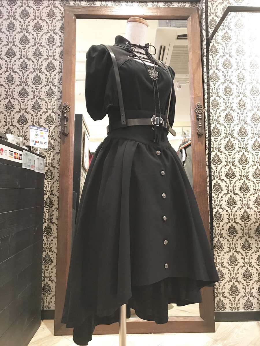 Miho Matsuda 原宿店 フォロー返し中 戦闘服コーデ 大人気スカート リデルを使用した戦闘服風のゴシックスタイルです カットソー アクトを合わせてひたすらかっこいい雰囲気に ʚ ɞ 膝丈スカートは暑くなく着やすいですよ