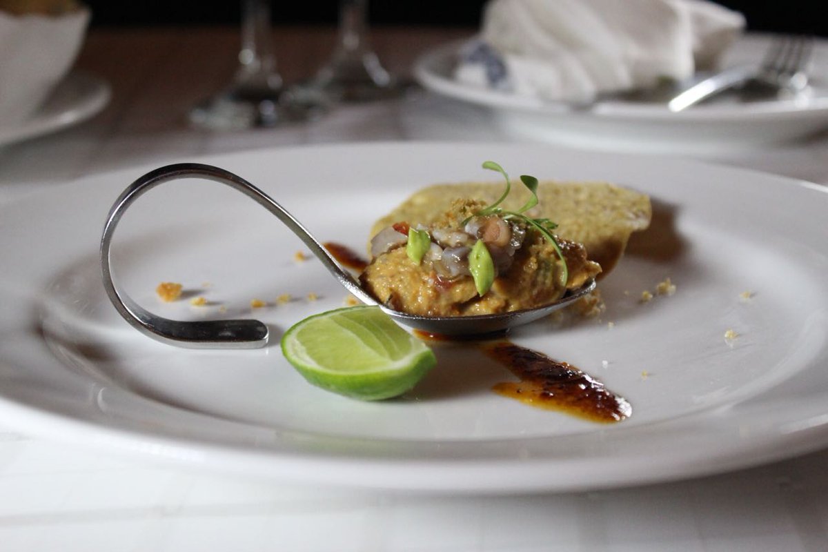 FoodandTravelMX's tweet photo. Arrancamos #EVMT2018 en @MIHotelPrincess con cena en honor a las costas mexicanas. El primer tiempo es un explosión de sabores: sofrito de erizo, almeja y chicharrón del chef @NicoMejiaT; seguido de una deliciosa croqueta de almejas y chinicuil del chef @AquilesChavez https://t.co/WbodHcn7A6