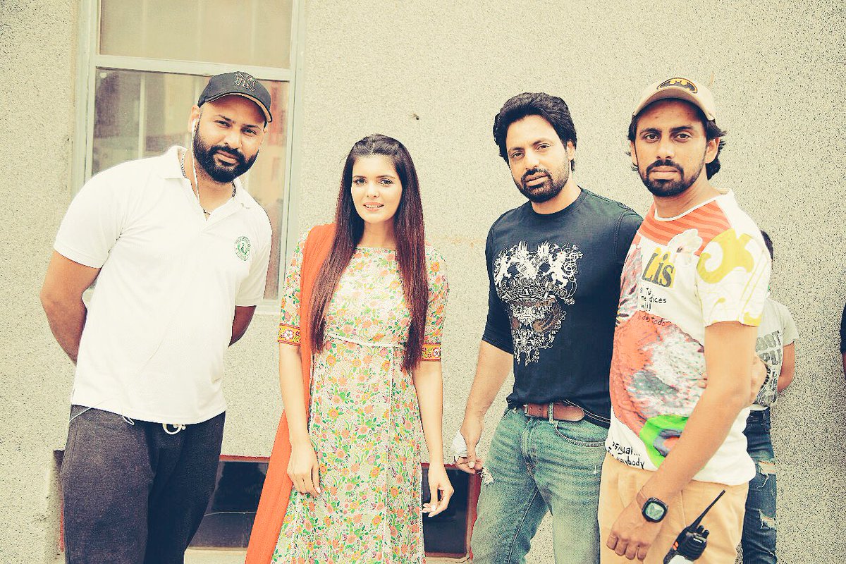 SohiProductions's tweet photo. #Dop #Director #Gulaam @realindersohi @Monica_Gill1 @ihanaofficial @lakhwinderKandola @bajwasonam @Officialneha @SohiProductions @IamSMukhtiar https://t.co/xgqfbAas72