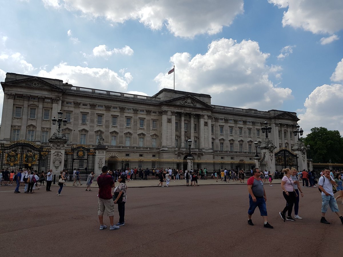 evijssel's tweet photo. Best golden tip to visit London is the museum of Guards. Just walk around and find out all about the bear hat and the regiment. Talk to the veterans and you will get amazing stories of war heroes. #visituk #ukvisit #London #Veteran #BuckinghamPalace https://t.co/Amz68vJnDz
