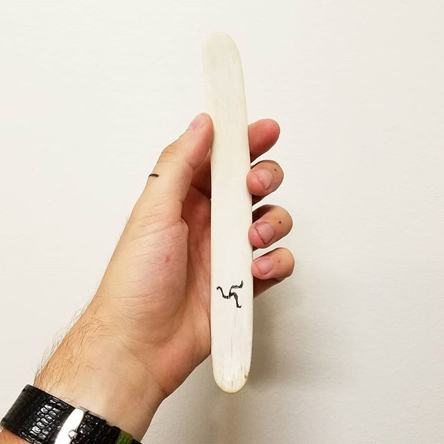 Griz_Topher's tweet image. Customer made this bone folder for me. I will treasure this. #bone #folder #bonefolder #craft #handmade #thankyou chrispadillaart.com/2018/07/custom…