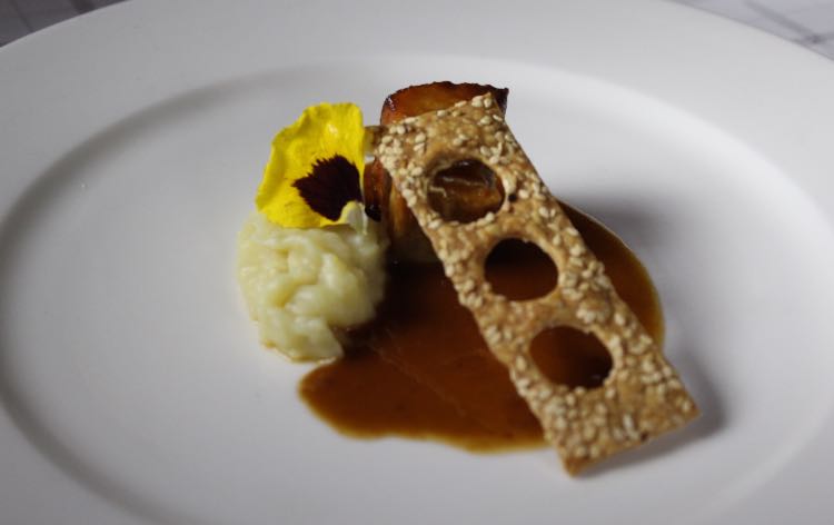 FoodandTravelMX's tweet photo. Es viernes de fiesta y nosotros andamos en el festival #EVMT2018 en @MIHotelPrincess #Acapulco, en donde desfilaron platillos deliciosos como el short rib con coliflor del chef Marino Maganda o el prepostre de coco del chef @FedericoALopez. Maridaje por el sommelier @RulasJuarez https://t.co/sKOMApBiEg