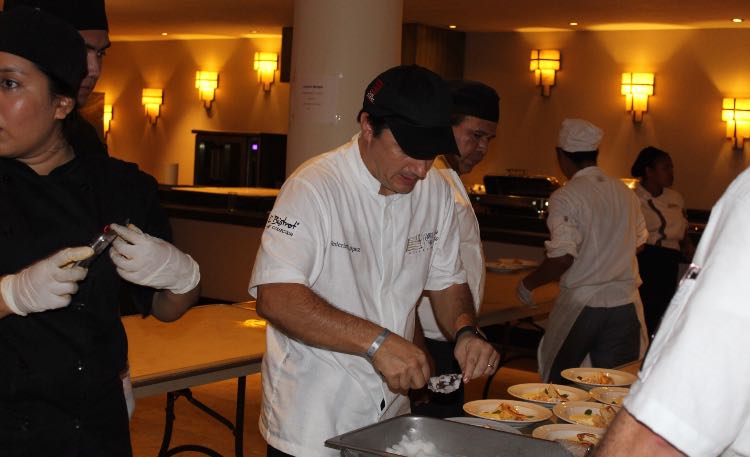 FoodandTravelMX's tweet photo. Es viernes de fiesta y nosotros andamos en el festival #EVMT2018 en @MIHotelPrincess #Acapulco, en donde desfilaron platillos deliciosos como el short rib con coliflor del chef Marino Maganda o el prepostre de coco del chef @FedericoALopez. Maridaje por el sommelier @RulasJuarez https://t.co/sKOMApBiEg