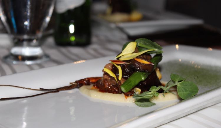 FoodandTravelMX's tweet photo. Es viernes de fiesta y nosotros andamos en el festival #EVMT2018 en @MIHotelPrincess #Acapulco, en donde desfilaron platillos deliciosos como el short rib con coliflor del chef Marino Maganda o el prepostre de coco del chef @FedericoALopez. Maridaje por el sommelier @RulasJuarez https://t.co/sKOMApBiEg