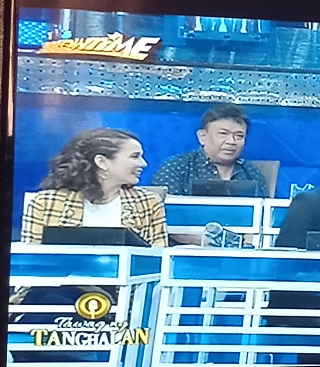 ynpd21's tweet photo. Nung nilagay ko yung gift ko sa Paperbag then bigla pinakilala si Karylle I was so shocked!!!! totally shocked😂😂😂 Kapareha ng suot ni K yung paperbag na hawak ko (almost)  HAHAHAHA

#ShowtimeSabaDDUDUDDUDU https://t.co/ahiAbGHDqQ