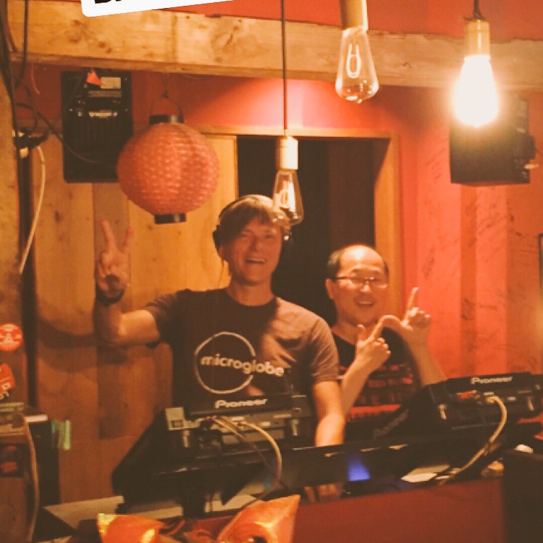 oiran_shibuya's tweet image. 何と今回で㊗️30回目の来日！#mijkvandijk #mvdjpn 昨夜は #blockfm #shibuyaOIRAN warm up radio by #カワムラユキ #しぶや花魁 から公開放送👀 7/21 開催 #加賀温泉郷フェス 特集♨️#ベルリン から来日中🇩🇪マイク・ヴァン・ダイクさんと日独テクノ親善大使 DJ TOBYさん生出演＆DJミックスでした