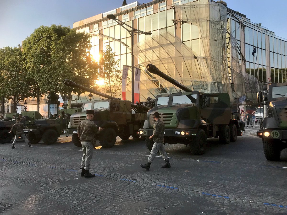armeedeTerre's tweet image. Les #CAESAR du #3RAMA cc @CDC3RAMa s’installent sur les Champs-Élysées. 

▶️sirpat.idix.fr/3d/CAESAR/desk…

Ils sont #TousPrêts pour le #14Juillet.