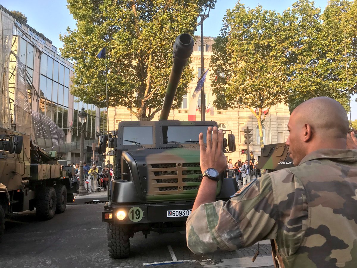 armeedeTerre's tweet image. Les #CAESAR du #3RAMA cc @CDC3RAMa s’installent sur les Champs-Élysées. 

▶️sirpat.idix.fr/3d/CAESAR/desk…

Ils sont #TousPrêts pour le #14Juillet.