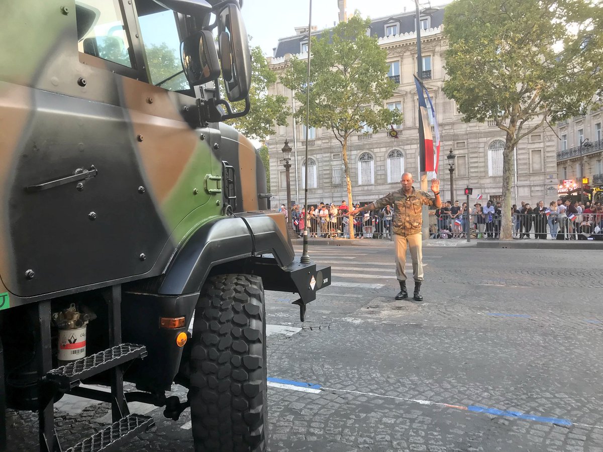 armeedeTerre's tweet image. Les #CAESAR du #3RAMA cc @CDC3RAMa s’installent sur les Champs-Élysées. 

▶️sirpat.idix.fr/3d/CAESAR/desk…

Ils sont #TousPrêts pour le #14Juillet.