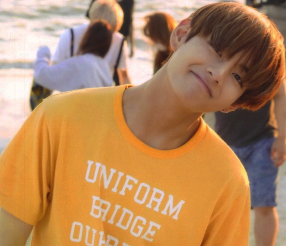 AESTHETEBTS's tweet photo. 𝕙𝕖 𝕨𝕒𝕤 𝕒𝕝𝕝 𝕣𝕠𝕤𝕖 𝕒𝕟𝕕 𝕙𝕠𝕟𝕖𝕪.

🍯 #taehyung 🍯 #aesthetic 🍯 https://t.co/3TQp3yDH0l