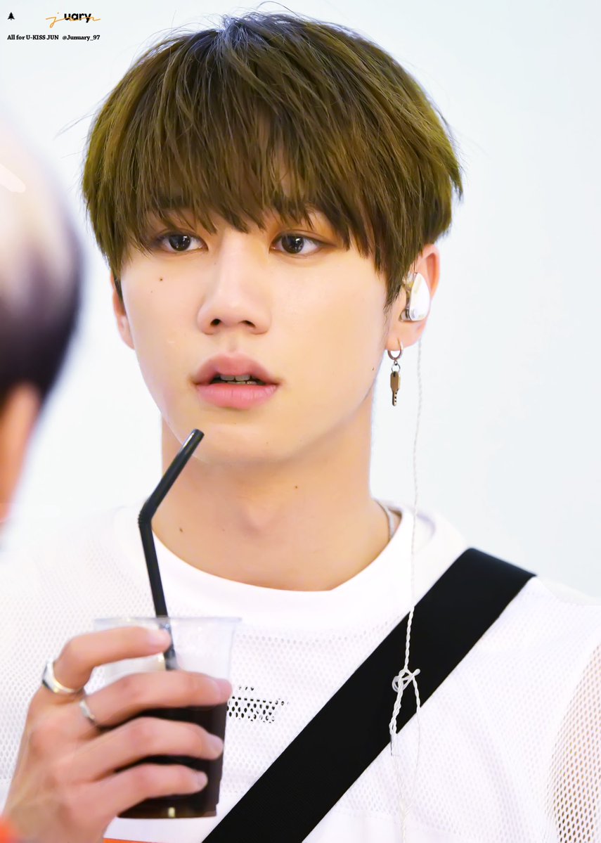 Junception97's tweet image. This is what happens when you have RSF (Resting Sad Face)
What everyone's thinking: Is he hurt? Is he sick? Is he worried about smtg? What happened to him? Is he okay??

What he's thinking: ...I asked for no sugar in my drink...

#theunit #unitb #unb #ukissjun #ukiss #jun