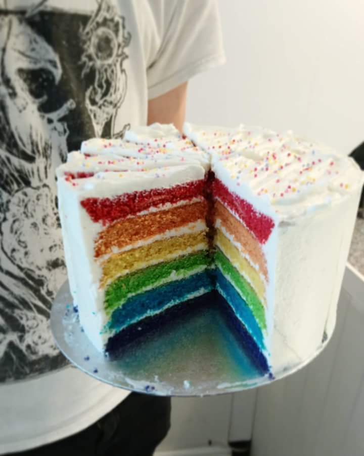 🌈 Rainbow cake with #vegan cream cheese frosting in the counter today
🌈 Open till 5pm.
#pride
