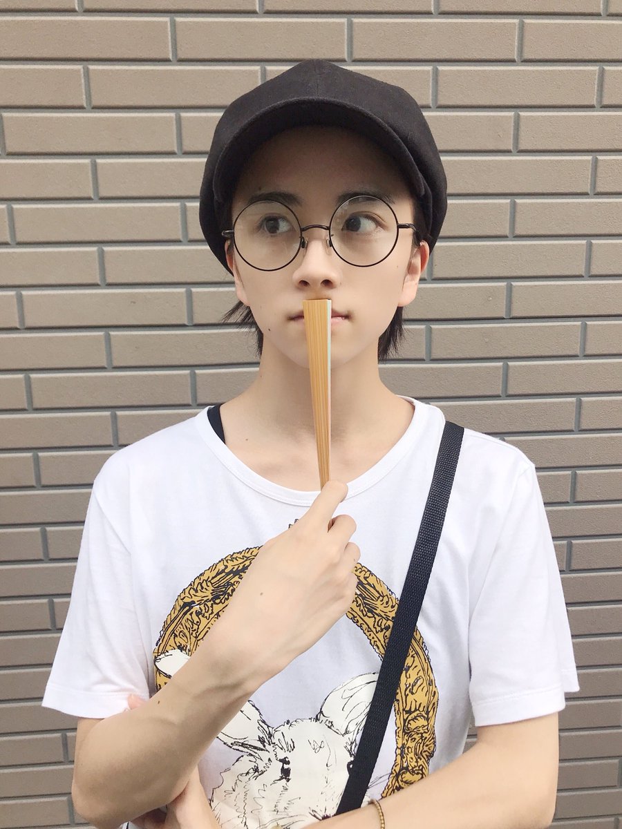 板垣李光人 スタッフ 今日も暑かったですね 今日の板垣 考える板垣アゲインか 暑過ぎて無になっている板垣か いつもタイトルを付けるのが難しいです シリーズ化 今日の板垣 ノーコメント篇 メガネ初 扇子も初