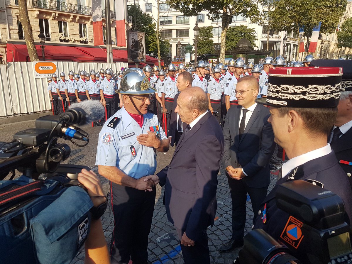SecCivileFrance's tweet photo. #14Juillet2018 le Ministre d'État, Ministre de l'intérieur salue la @SecCivileFrance #SapeursPompiers @uiisc1 @Uiisc7
#Irma https://t.co/kI4GNY04MQ