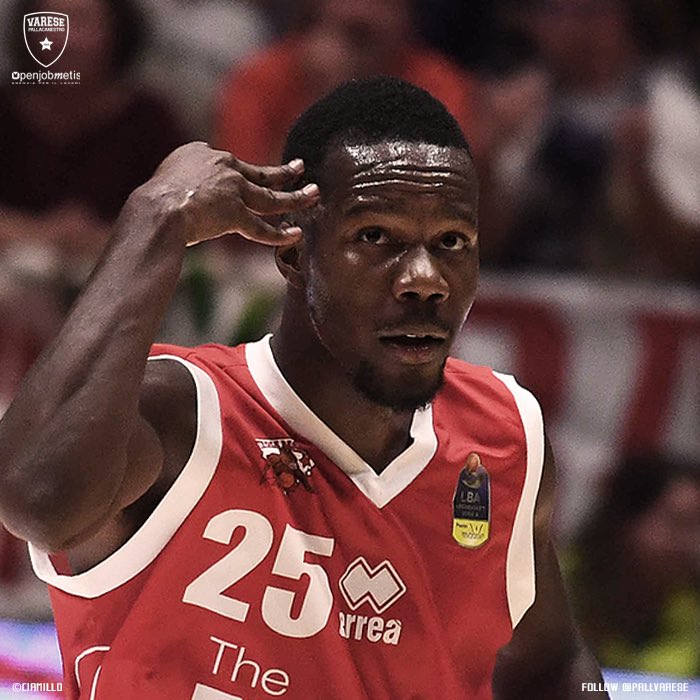 PallVarese's tweet photo. 😝 Siamo impazienti di vederlo esultare con la maglia ⚪🔴 di @PallVarese. Per il momento però ci accontentiamo di fargli tanti auguri. 🎂 Tutti insieme, buon compleanno @RdotMoore25! #GOVARESE https://t.co/hiJoe1uvSW