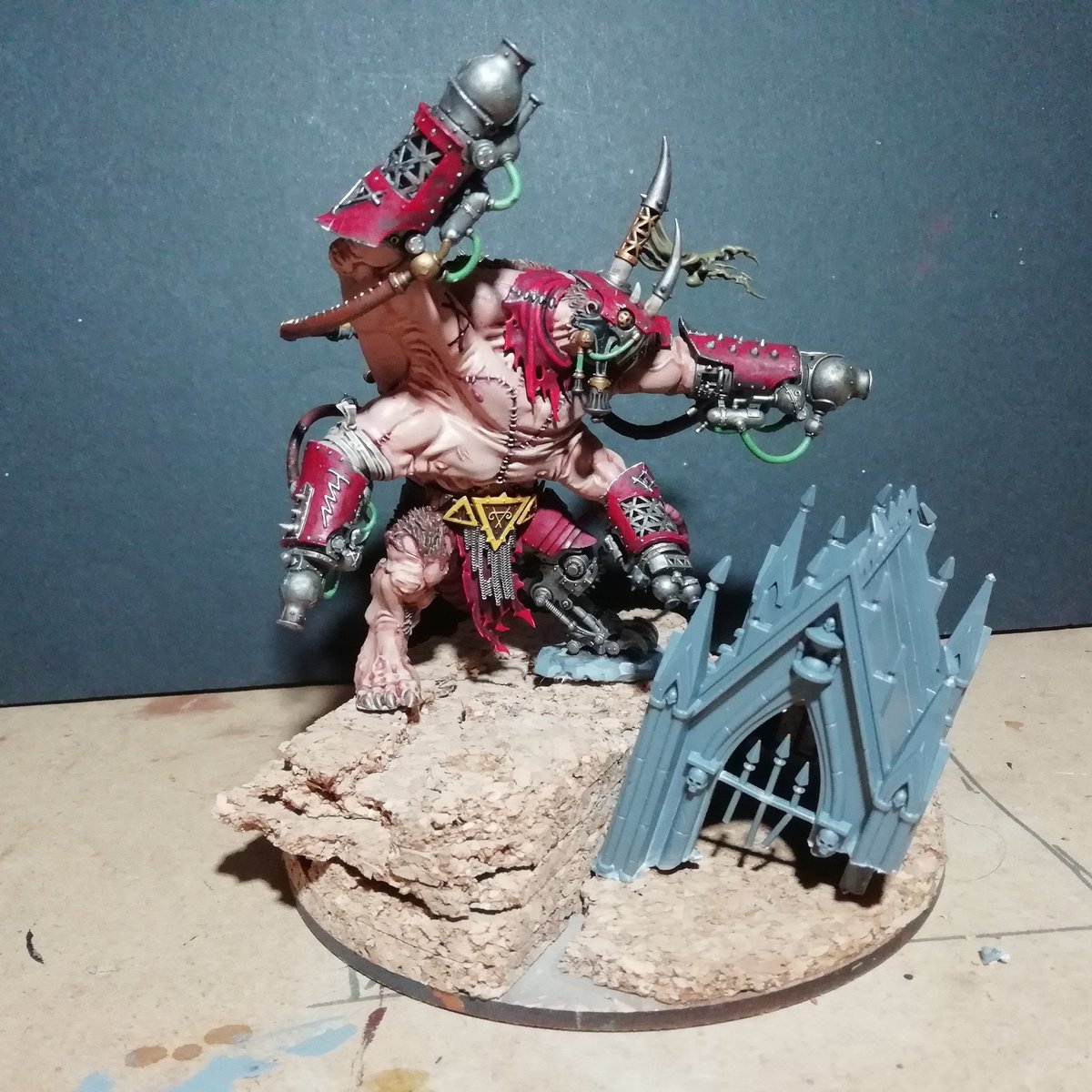 spungemurphy's tweet photo. The result from last night's live stream. Most of the work is done on bonerippers scenic base. #warhammer #warhammerfantasy #skaven #grandalliancechaos #thanquol #boneripper #scenicbases #thanquolandboneripper #spungehammer https://t.co/dRed2qqGw4