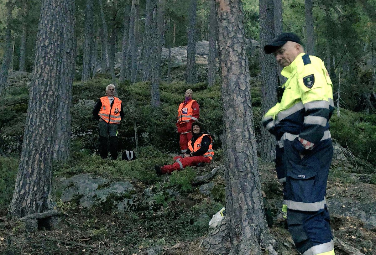 Vi har i hele natt bistått med 13 mannskaper på flere skogbranner i Drangedal. Innsatsen fortsetter også i dag.