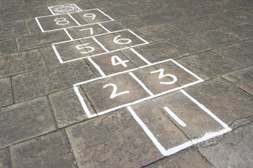 Tillytiny1's tweet photo. If you grew up playing these games on streets,your childhood was awesome. https://t.co/TpBaXXBap0