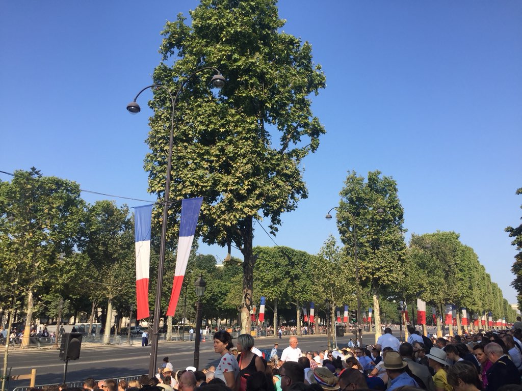 HFayet's tweet photo. En place pour assister au défilé du #14Juillet sur les Champs ! #TousPrets 🇫🇷 https://t.co/ZcUaCGT8Vx