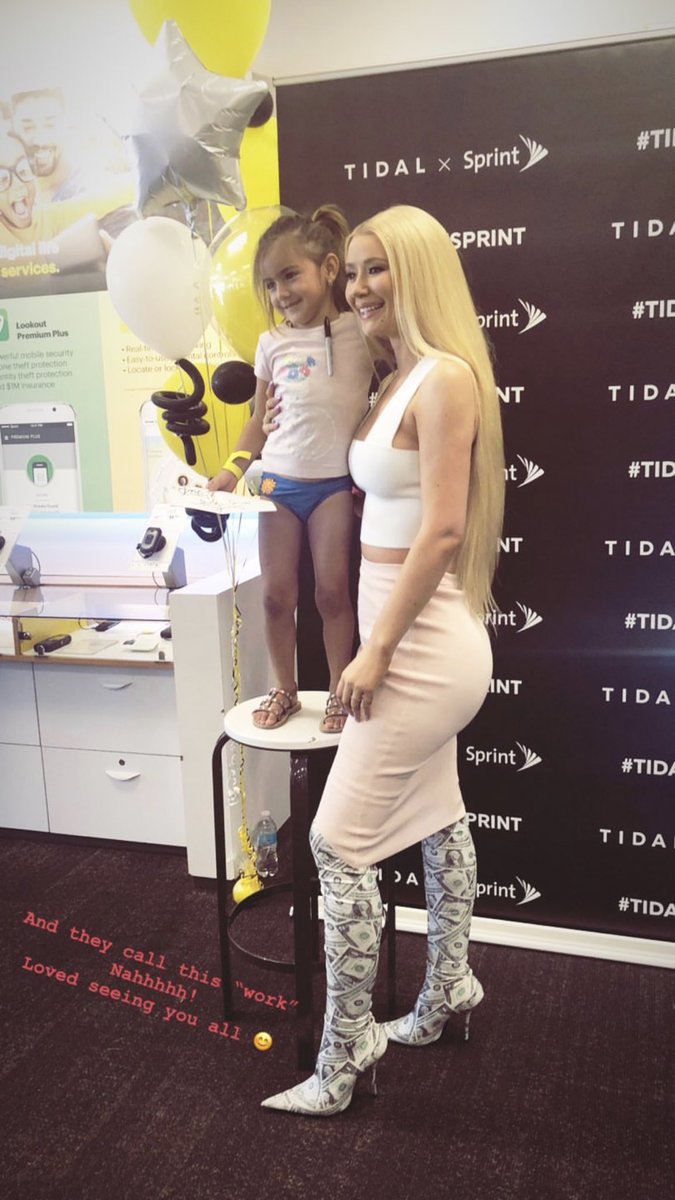 AzaleaSpain's tweet photo. Iggy hace unas horas conociendo a algunos fans en el evento #TIDALXSprint en Los Angeles https://t.co/rw0jXRM6xx