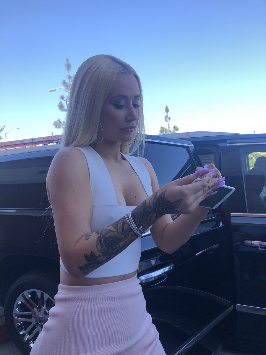 AzaleaSpain's tweet photo. Iggy hace unas horas conociendo a algunos fans en el evento #TIDALXSprint en Los Angeles https://t.co/rw0jXRM6xx