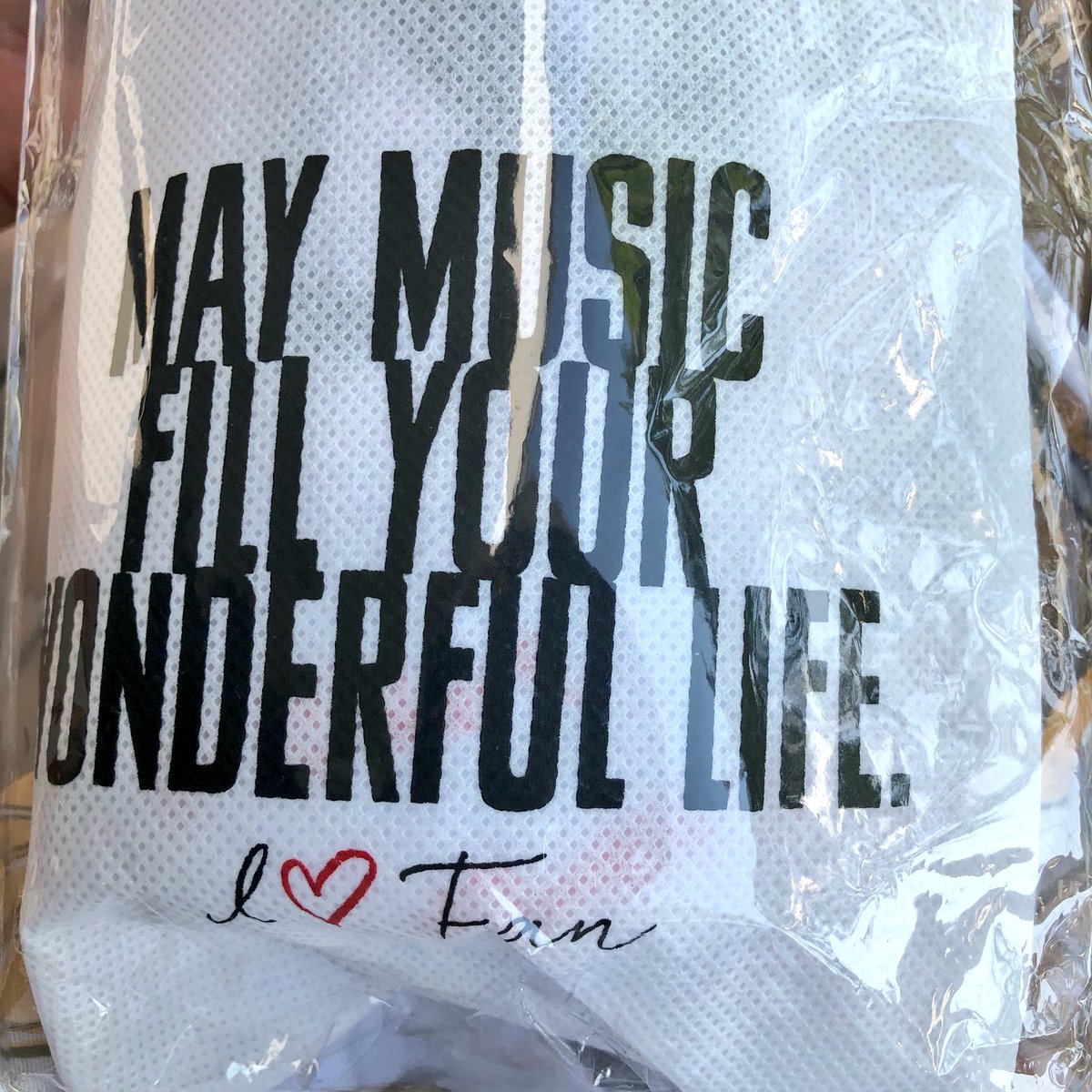 DrChronus_0920's tweet photo. このタオルがさ
LIVEでグルグルぶん回すマフラータオルじゃなくて
日常生活で使いやすいフェイスタオルのサイズってのが
なんだか嬉しいような寂しいような…うむ🤔
#安室奈美恵 #NamieAmuro
#FinallSpace
#大阪会場 #7月14日 #初日 https://t.co/bp0roJBDBB