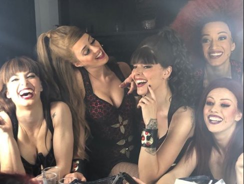 ⚡ Última oportunidad para venir a vernos ⚡ Tic, tac, tic, tac,... #ElGuardaespaldas  ▶ms.spr.ly/6012r4gZC