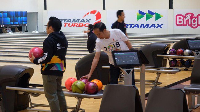 Katingan01's tweet photo. JOKOWI dan CAK IMIN, Main Boling di JAKABARING PALEMBANG, sebuah keharmonisan yg sgt bagus, menuju Asian Games 2018 yg sukses JOIN
#JOIN2019
@cakimiNOW
@jokowi
@Jazilul_Fawaid
@hanifdhakiri
@masbams70
@emhasanwahid
@KangFathanNow https://t.co/vCf1x1nLSC