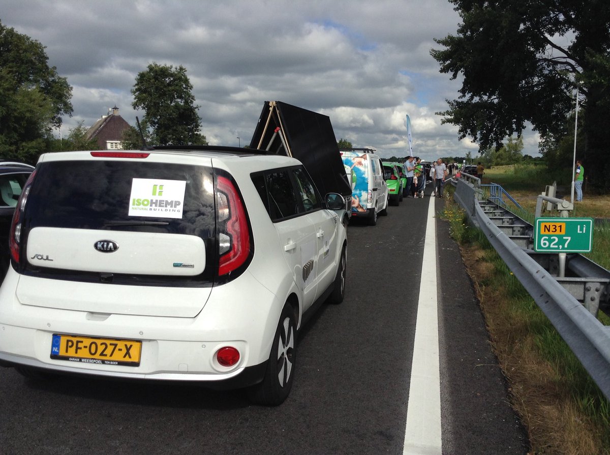 We zijn erbij. Vrijwillig in de file van de #Elfwegentocht parade. 1000 elektrische voertuigen  vertrekt zo meteen #allelectric