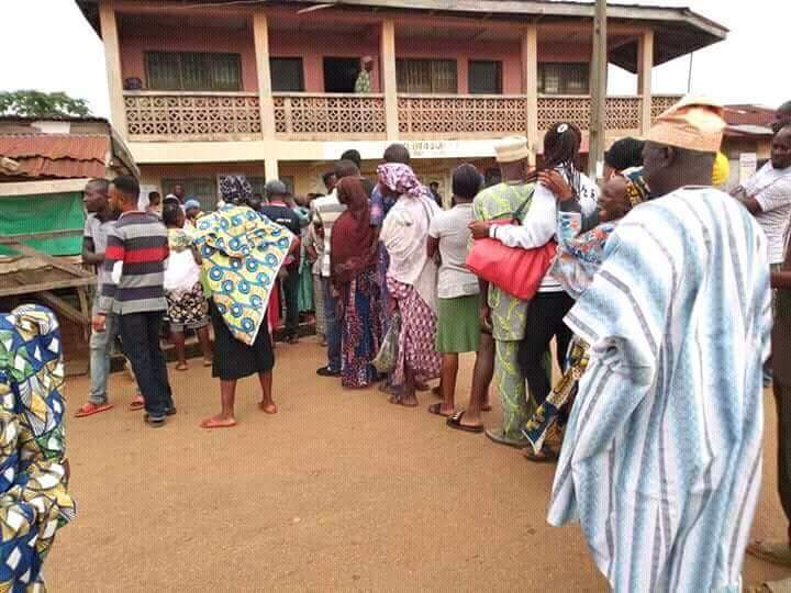 bem_jabez's tweet photo. Ekiti decides
Accreditation and voting going on simultaneously. https://t.co/jbmAIHjLQI