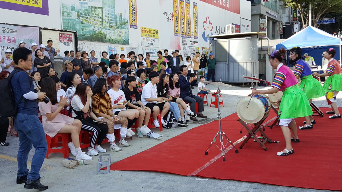 신흥종합상가 상인회 한마음 축제 진행중입니다. 구경오세요. 
신흥상가의 활성화를 기원합니다.