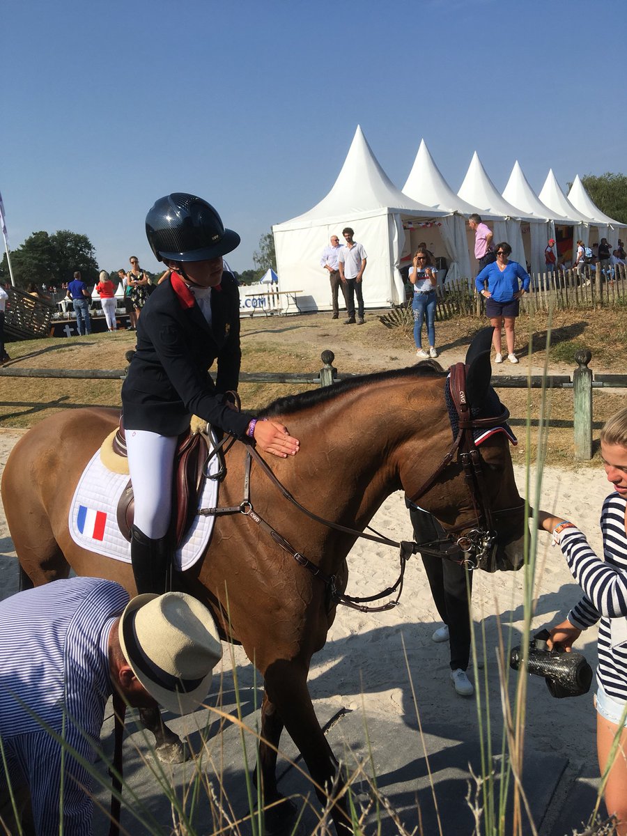 FRA_Equitation's tweet photo. #ChEu #FTB2018 #jumping 4 points puis sans-faute dans la finale indiv. Enfants pour Rose de Balanda et Tzara Belin #allezlesbleus #bravo #LonginesFEIeuropeanchampionship https://t.co/crWX9C70uD