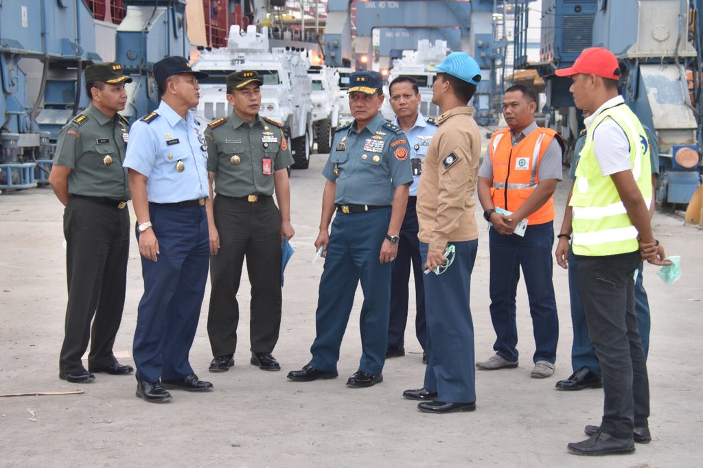 Puspen_TNI's tweet photo. ASLOG PANGLIMA TNI CEK KESIAPAN SATGAS RDB MONUSCO....💪🏿😎🇲🇨 #Monusco #Konga https://t.co/cwTLfTvV4C https://t.co/BEUEFUEHoS