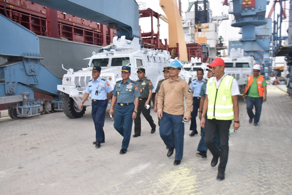 Puspen_TNI's tweet photo. ASLOG PANGLIMA TNI CEK KESIAPAN SATGAS RDB MONUSCO....💪🏿😎🇲🇨 #Monusco #Konga https://t.co/cwTLfTvV4C https://t.co/BEUEFUEHoS