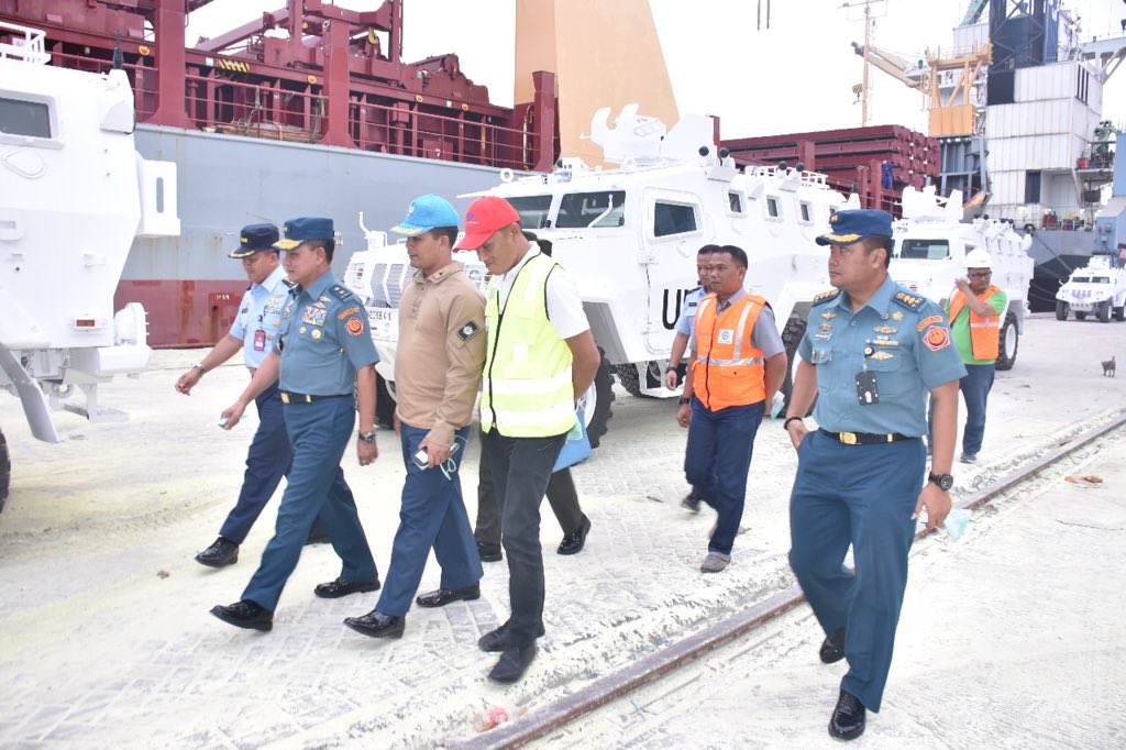 Puspen_TNI's tweet photo. ASLOG PANGLIMA TNI CEK KESIAPAN SATGAS RDB MONUSCO....💪🏿😎🇲🇨 #Monusco #Konga https://t.co/cwTLfTvV4C https://t.co/BEUEFUEHoS