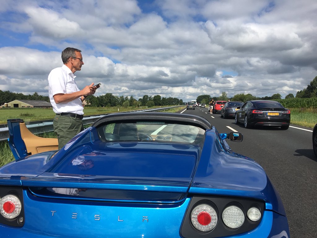 Zelf rijd ik in de fossielfrije parade van de @elfwegentocht mee in deze #Tesla van <a href="/contactfabriek/">Han-Paul van Westing</a>. Het is sowieso al bizar om in Friesland in de file te staan. En dan ook nog met alleen maar duurzame auto’s. #OmropFryslân