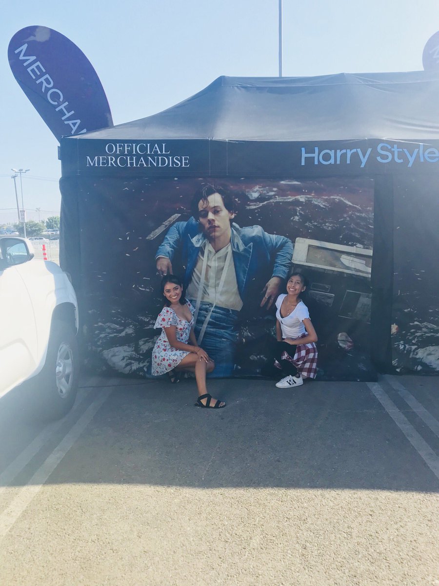 flickerrdolan's tweet photo. I went through so much this past year just trying to make it to Harry’s concert,I was ditched two time by my friends before buying tickets &amp;I gave up on going,eventually I ended up getting the tickets a week b4 going with someone else &amp;well here we are! #HarryStylesLiveOnTourLA https://t.co/9iymC2JFXT