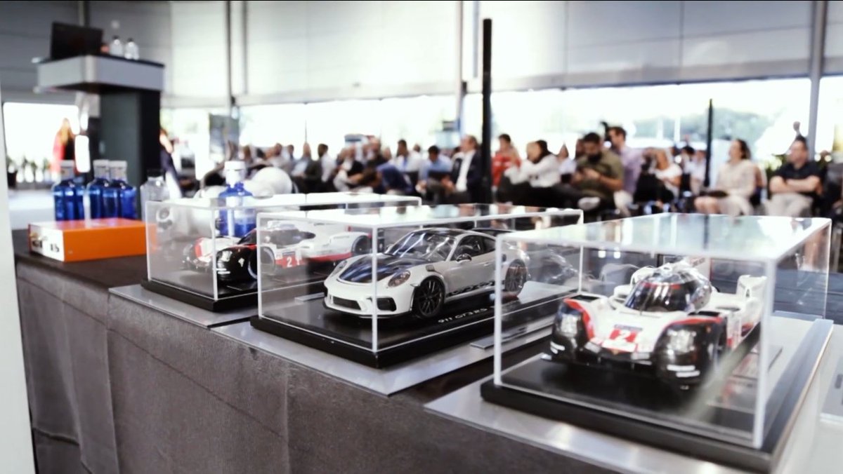 CCubicos's tweet image. Entre más de 120 proyectos @PorscheSpain con su iniciativa #Acelerator ha impulsado y orientado un modelo de negocio para la viabilidad de 4 de esos proyectos, ayudando al #emprendimiento y la creación de pequeñas #empresas. @Beatriz_Cobo @Jaruizescudero #CCubicos174