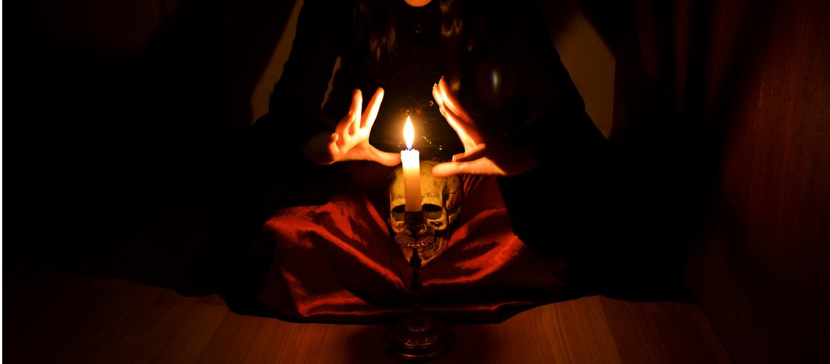 Гадалка свечи. Колдовство приворот. Магия приворот. Маг проводит обряд. Чёрное венчание фильм.