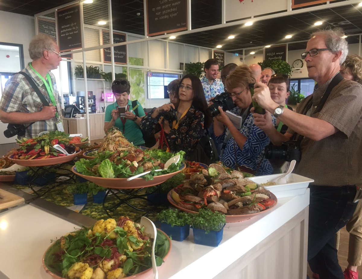 GFHuis's tweet photo. Stop 2 tour met internationale journalisten: @koppertcress met Styn en Jens Baan als 'professional storytellers'. Alles over smaak, innovaties, gezonde voeding in theorie en praktijk #DutchRoots https://t.co/BiQjYdQKYB